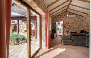 Χώρος καθιστικού στο Gorgeous Home In Vinjerac