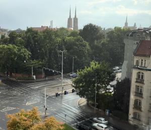 Pemandangan umum bagi Wrocław atau pemandangan bandar yang diambil dari apartmen