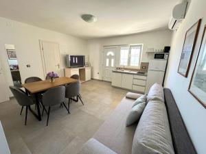 un salon avec un canapé et une table dans l'établissement Apartments Bella Sky II, à Novalja
