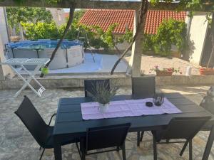 a blue table and chairs in a yard with a tub at Holiday Home Kristin in Mirce