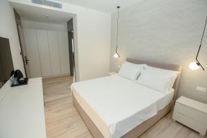 Postel nebo postele na pokoji v ubytování NÓS Luxury Rooms Shkoder
