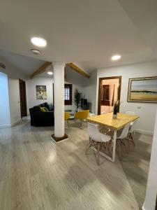 un salon avec une table, des chaises et un canapé dans l'établissement Santa Justa Toledo Centro, à Tolède