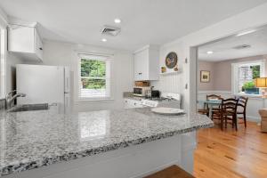 eine Küche mit weißen Geräten und einer Arbeitsplatte in der Unterkunft 5 Beach Road East Sandwich - Sandy Toes & Salty Kisses in East Sandwich