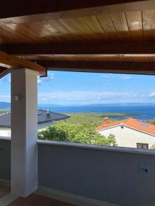 vistas al océano desde el balcón de una casa en Apartman Ivano, en Krnica