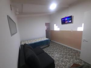 Sala de espera con sofá y TV de pantalla plana en Estrellas del Sur, en Río Gallegos