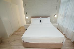 Postel nebo postele na pokoji v ubytování NÓS Luxury Rooms Shkoder