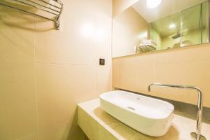 Koupelna v ubytování Coco Hotel