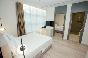 TV a/nebo společenská místnost v ubytování NÓS Luxury Rooms Shkoder