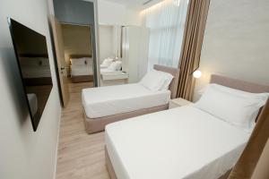 Postel nebo postele na pokoji v ubytování NÓS Luxury Rooms Shkoder