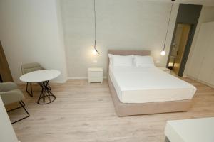 Postel nebo postele na pokoji v ubytování NÓS Luxury Rooms Shkoder