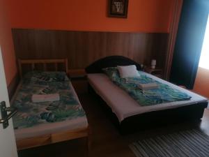Ένα ή περισσότερα κρεβάτια σε δωμάτιο στο Béke Szálló