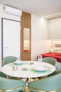 ein Zimmer mit Tisch, Stühlen und einem Bett in der Unterkunft Tiny House Tower in Fidenza