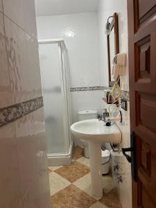 Koupelna v ubytování Hostal Moraima