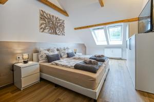 sypialnia z łóżkiem i lodówką w obiekcie AusZeit Steiraland 5 mit überdachter Terrasse, privaten Garten und Parkplatz w mieście Judendorf
