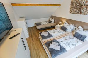 pokój z dwoma łóżkami i telewizorem z płaskim ekranem w obiekcie AusZeit Steiraland 5 mit überdachter Terrasse, privaten Garten und Parkplatz w mieście Judendorf