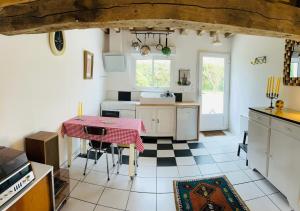 Kuchyň nebo kuchyňský kout v ubytování Gîte les vallées