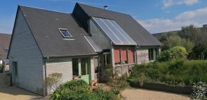 a house with solar panels on the roof at Bouquin-couette in Plouguerneau