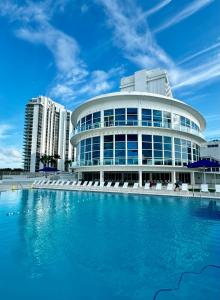 マイアミビーチにあるBeachfront Property Pool Gym Tennis Miami Beach!の前にプールがある建物
