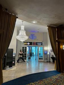 マイアミビーチにあるBeachfront Property Pool Gym Tennis Miami Beach!のシャンデリアのある部屋で男性が踊っている +34枚の写真