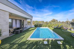 a backyard with a swimming pool and a house at Orchid Stay in Ždrelac