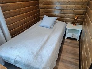 ein kleines Schlafzimmer mit einem Bett und einem Nachttisch in der Unterkunft 4B in Syöte