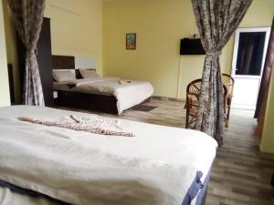 Uma cama ou camas num quarto em Jeru Homes