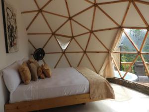 Un pat sau paturi într-o cameră la hotel y restaurante mirador aires de la sierra, minca