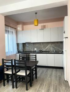 Kuchyň nebo kuchyňský kout v ubytování Apartment in Shkodra