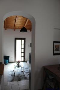 a living room with a table and a ceiling at Casa delle rondini in SantʼAnna Arresi