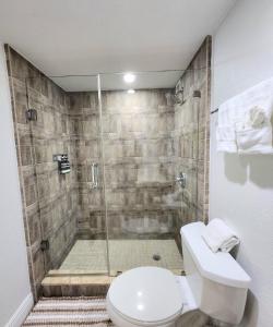 マイアミビーチにあるBeachfront Property Pool Gym Tennis Miami Beach!のシャワーとトイレ付きのバスルーム