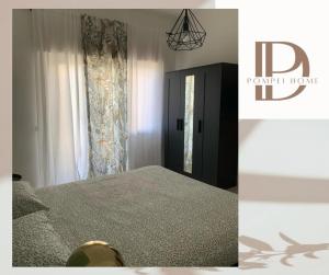 una camera con letto e armadio nero di DP Pompei Home a Pompei