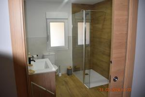 ein Badezimmer mit Dusche und Waschbecken in der Unterkunft Casa Rural LA MIELGUERA in Villalcázar de Sirga