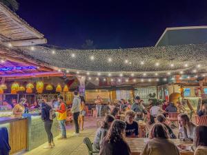 イカにあるViajero Huacachina Hostelのレストランのバーに座る人々