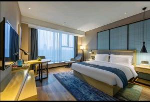 Łóżko lub łóżka w pokoju w obiekcie Echarm Hotel Wuhan Hanyang Wangjiawan Sixin Avenue Metro Station