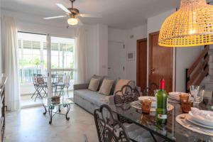 una sala de estar con un sofá y una mesa en El paraíso en El Rompido - El Rompido, en El Rompido