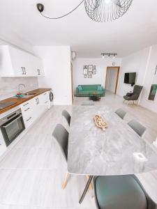 Kuchyň nebo kuchyňský kout v ubytování Summer Breeze Apartment + 26 fotografií