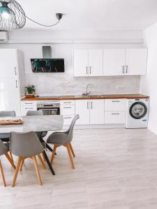 Kuchyň nebo kuchyňský kout v ubytování Summer Breeze Apartment