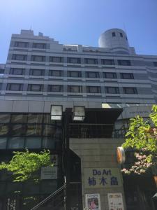 Budova, kde se kapslový hotel nachází