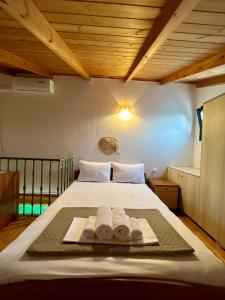 a bedroom with a bed with towels on it at Villa Georgia in Kastrosikia