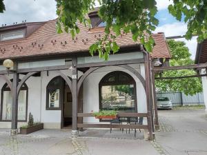 a building with a table and a window at Céhmesterek apartman in Eger