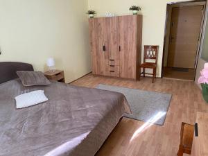 a bedroom with a large bed and a wooden floor at Apartmány 2kk u Fakultní nemocnice Volné parkovaní in Hradec Králové