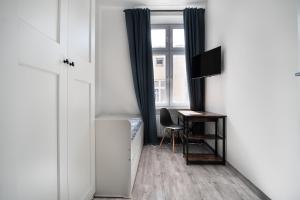Cette petite chambre dispose d'un bureau et d'une fenêtre. dans l'établissement Dream Aparts - Piotrkowska 109, à Łódź
