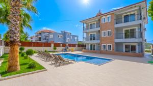 卡斯Villa Besim&Bulut的一座别墅,设有游泳池和棕榈树