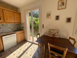 Afbeelding uit fotogalerij van Maison rénovée avec terrasse privative et jardin au centre de Gemenos in Gémenos