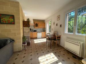 Afbeelding uit fotogalerij van Maison rénovée avec terrasse privative et jardin au centre de Gemenos in Gémenos