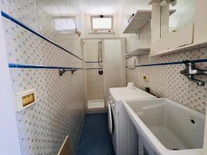 a small bathroom with a sink and a shower at Casa Francesca - Immobilevante in Ponza