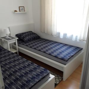 Ένα ή περισσότερα κρεβάτια σε δωμάτιο στο Apartmani Irina