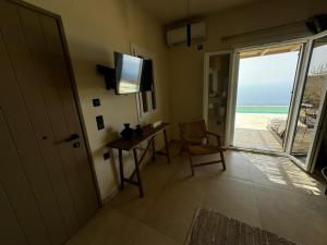 Televízia a/alebo spoločenská miestnosť v ubytovaní Thermyes Villas 3 with private pool