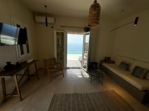 Televízia a/alebo spoločenská miestnosť v ubytovaní Thermyes Villas 3 with private pool