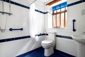 un baño con inodoro y lavabo en The Roost, Heritage Escapes, Field House Farm, en Bempton